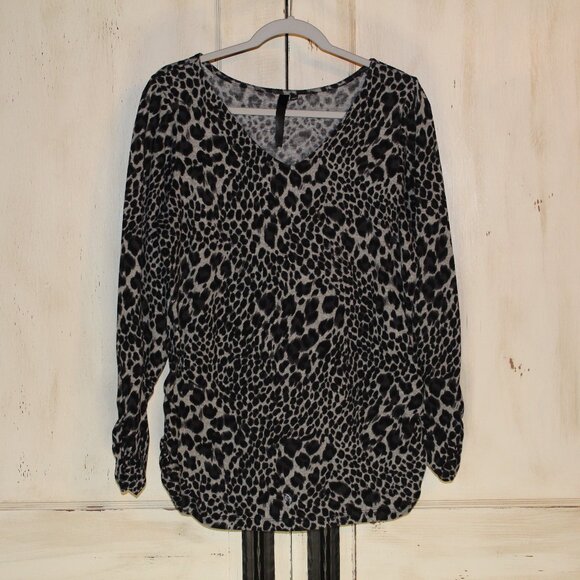 Tops - Women's black and gray leopard print v-neck top w/ ruched sides and sleeves